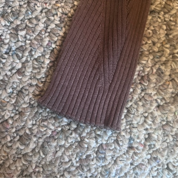 Gently worn Express long sweater, mauve color, size xsmall - Picture 5 of 6